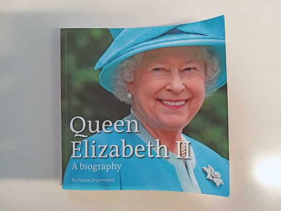 La copertina della biografia "Queen Elizabeth II" di Nicholas Drummond 