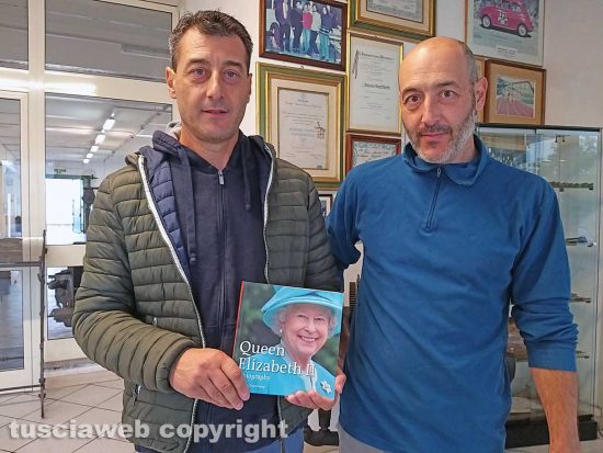 Montefiascone - Maurizio e Fabrizio Graffietti con una copia della biografia "Queen Elizabeth II" di Nicholas Drummond