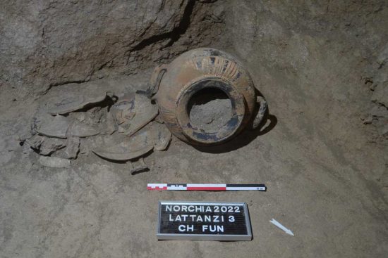 Viterbo - L'antico vaso che raffigura la guerra di Troia