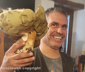 Paolo Ceccarini e il suo porcino di quasi un chilo