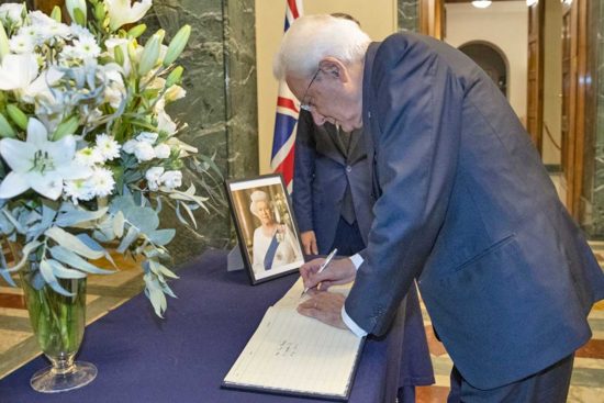 Mattarella sul libro delle condoglianze per la regina Elisabetta