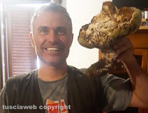 Paolo Ceccarini e il suo porcino di quasi un chilo