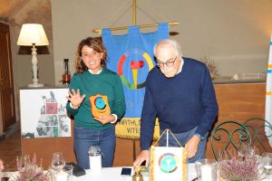 La consegna del Crest a De Santis