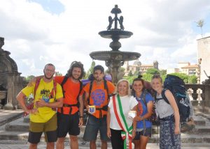 Viterbo - Fede e Nico insieme ad altri pellegrini e alla consigliera Alessandra Croci