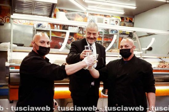 Giulio Golia con Francesco e Paolo Floriani davanti al loro camion della porchetta