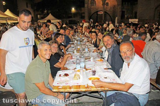 Viterbo - Santa Rosa - Le cene dei facchini - Il tavolo con la sindaca Frontini