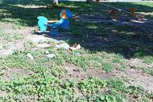 Viterbo - Rifiuti a terra nel giardino della Grotticella