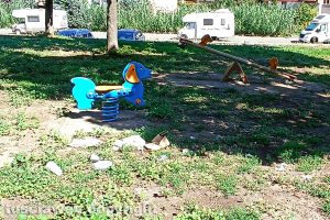 Viterbo - Rifiuti a terra nel giardino della Grotticella