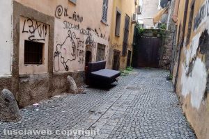 Viterbo - Rifiuti scaricati in via della Parrocchia