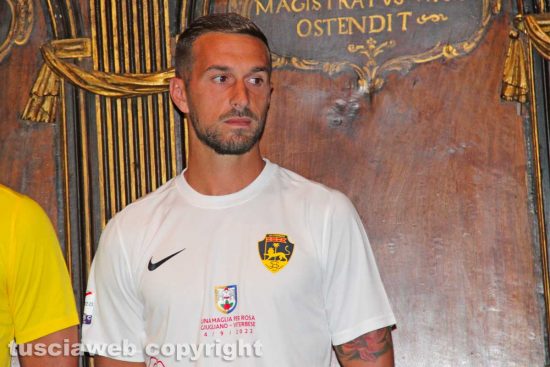 Sport - Calcio - Viterbese - Alessandro Polidori indossa la maglia speciale dedicata a Santa Rosa