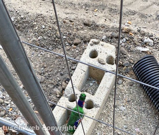 Viterbo - Rifiuti abbandonati in via Maria Santissima Liberatrice