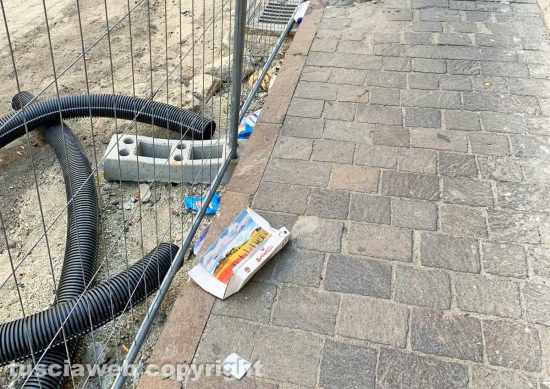 Viterbo - Rifiuti abbandonati in via Maria Santissima Liberatrice