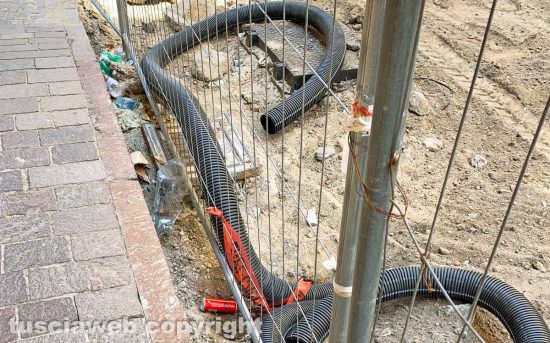 Viterbo - Rifiuti abbandonati in via Maria Santissima Liberatrice