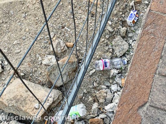 Viterbo - Rifiuti abbandonati in via Maria Santissima Liberatrice