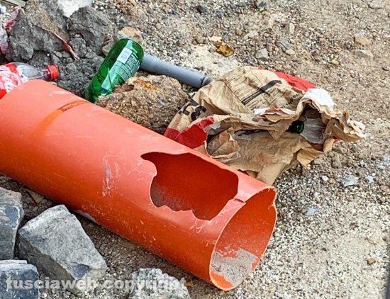 Viterbo - Rifiuti abbandonati in via Maria Santissima Liberatrice