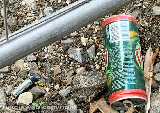 Viterbo - Rifiuti abbandonati in via Maria Santissima Liberatrice