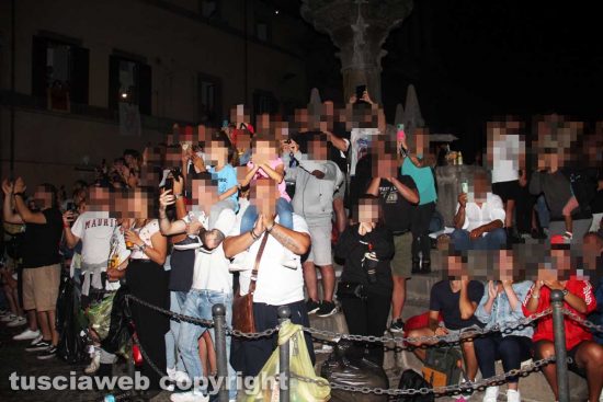 Viterbo - Le persone sulla fontana grande durante il trasporto di Gloria