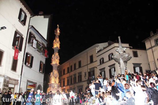 Viterbo - Le persone su Fontana grande durante il trasporto di Gloria