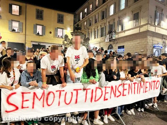 Viterbo - Le persone sulla Fontana delle erbe durante il trasporto di Gloria