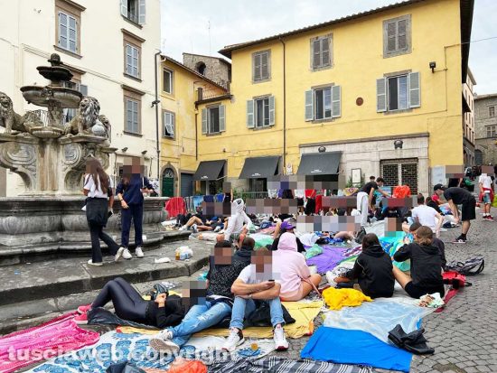 Viterbo - Le persone sulla fontana delle erbe prima del trasporto di Gloria