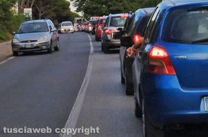 Vetralla - Auto cappotta sulla strada