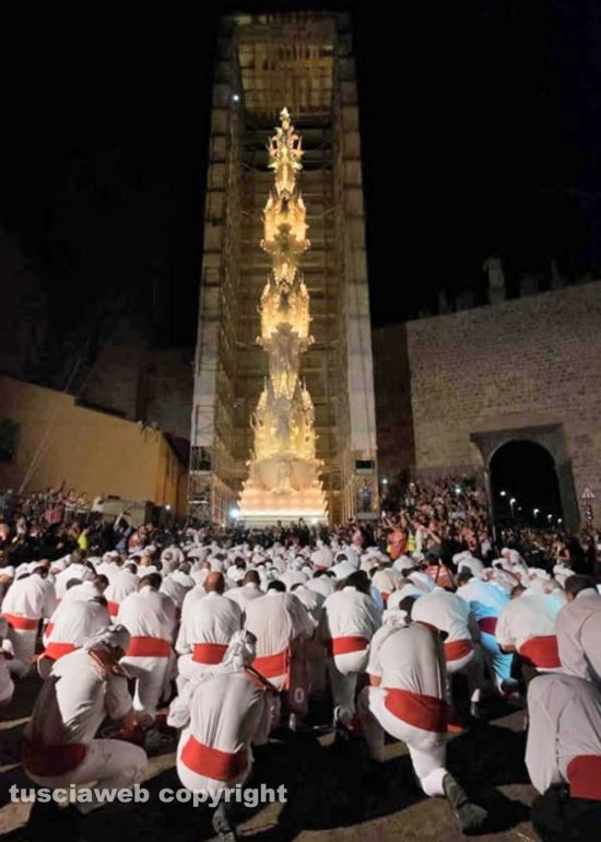 Viterbo - Santa Rosa - I facchini in ginocchio