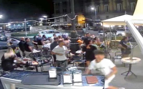 Napoli - Spari in pieno centro - La fuga dei clienti di un bar
