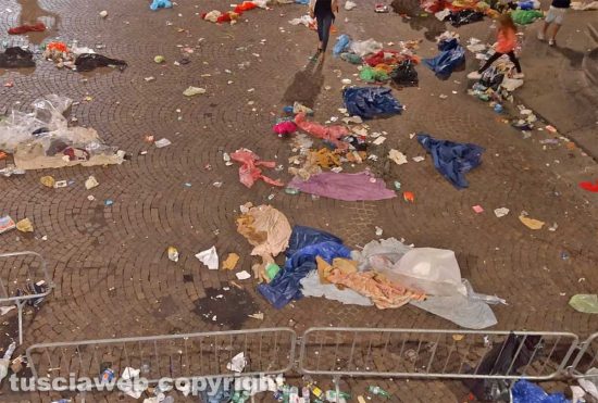 Santa Rosa - L'immondizia a piazza delle Erbe