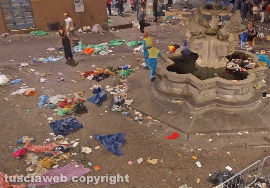 Santa Rosa - L'immondizia a piazza delle Erbe