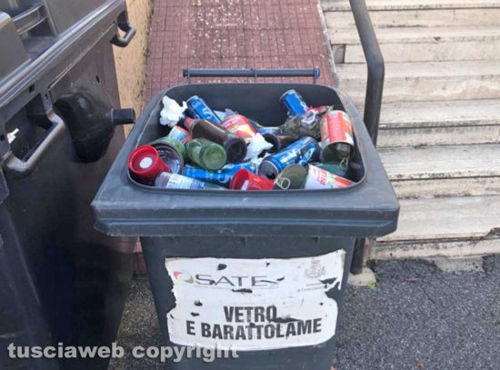 Civita Castellana - Rifiuti nel cassonetto del cimitero