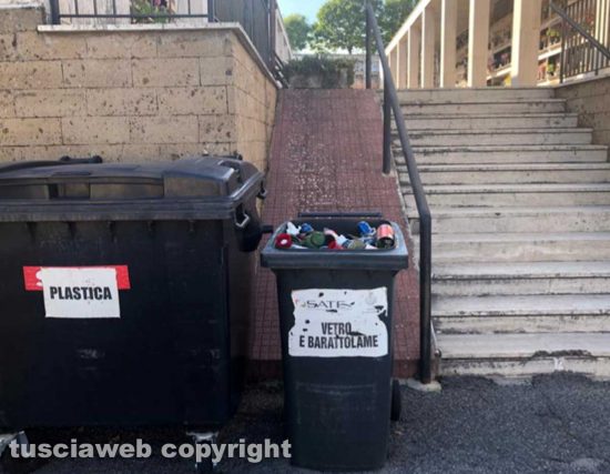 Civita Castellana - Rifiuti nel cassonetto del cimitero