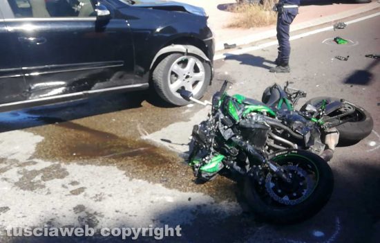 Viterbo - Scontro tra auto e moto