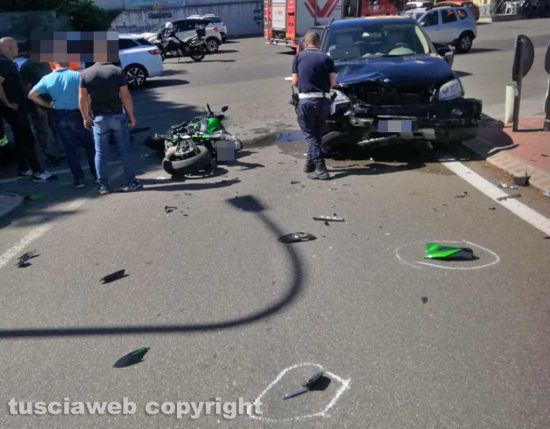 Viterbo - Scontro tra auto e moto