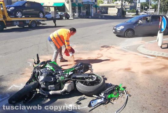 Viterbo - Scontro tra auto e moto