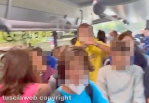 Tratta Viterbo-Civita Castellana - Pullman strapieno di ragazzi