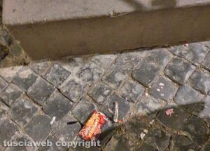 Viterbo - Via Sacchi - Sporcizia lasciata dai ragazzini