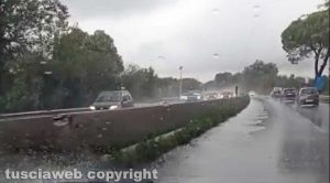 Cassia allagata e code di auto