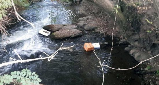 Rifiuti gettati nel fiume Marta