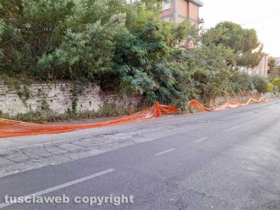 Viterbo - Il muro che costeggia via della Pila