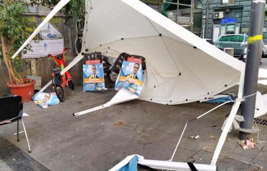 Napoli - Atto vandalico ai danni del gazebo di Impegno Civico
