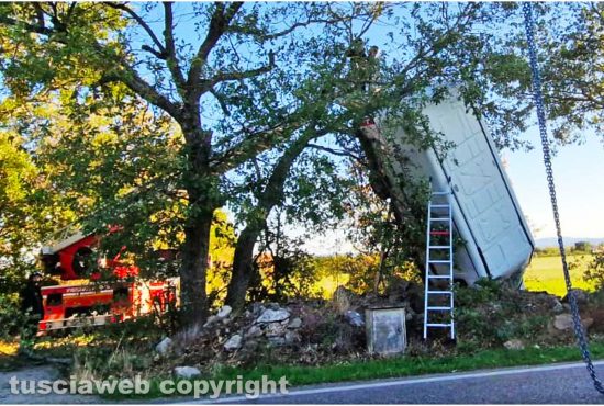 Viterbo - Tuscanese - Furgone va a fini su un albero