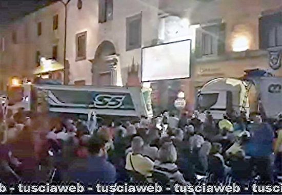 Trasporto macchina di Santa Rosa - Camion e ruspe a piazza del comune