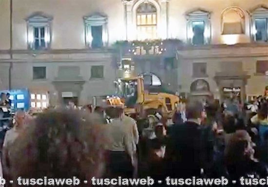 Trasporto della macchina di Santa Rosa – Camion e ruspe a piazza del comune