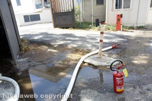 Tarquinia - Cassonetti in fiamme all'ospedale - L'intervento della squadra antincendio Gsa