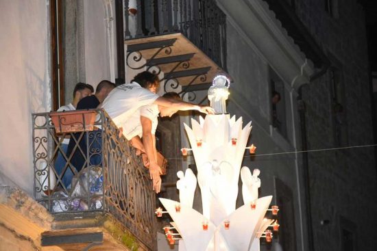 Viterbo - Santa Rosa - La minimacchina del centro storico si impiglia in un filo