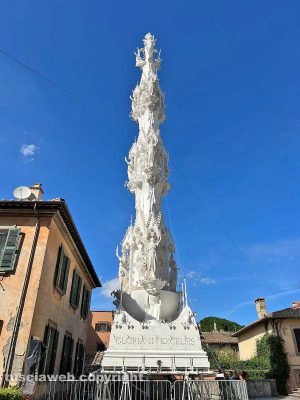 Santa Rosa - Gloria sul sagrato della chiesa
