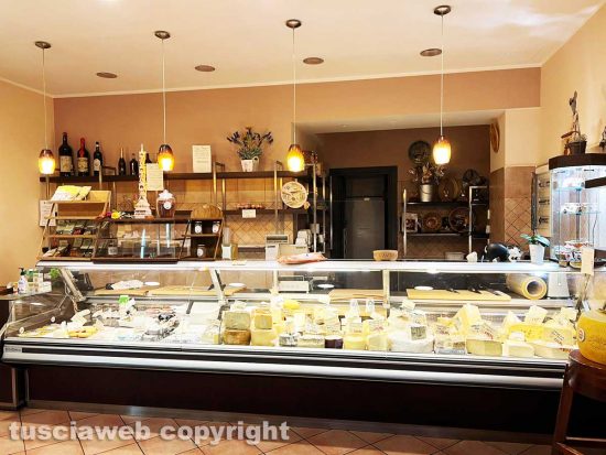 Viterbo - Il bancone dell'Antica latteria di Luana Fortunati 