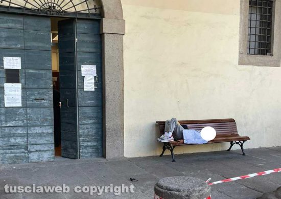 Viterbo - Piazza del Comune - Uomo che dorme sulla panchina