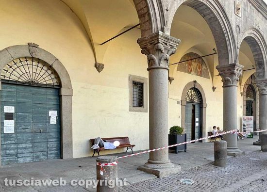 Viterbo - Piazza del Comune - Uomo che dorme sulla panchina