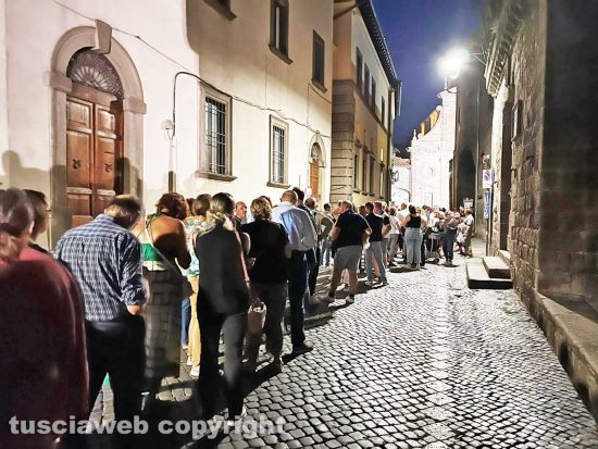 Viterbo - Cene in piazza con i facchini